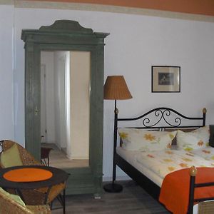 Zimmer mit Kingsize-Bett